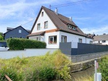 Seitenansicht Modernisiertes Einfamilienhaus mit pflegeleichtem Garten in Freilingen