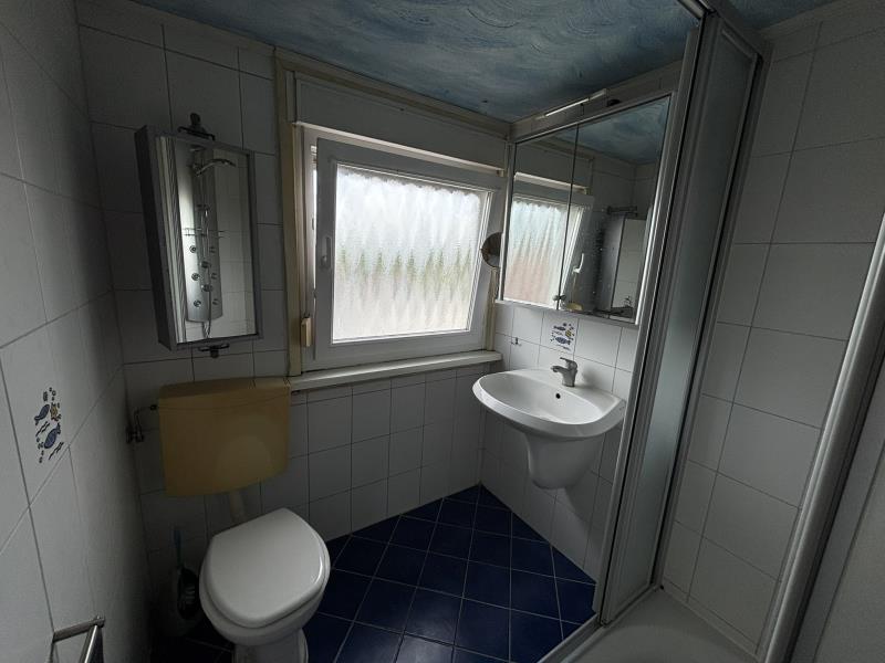 Bad DG Zweifamilienhaus Meudt