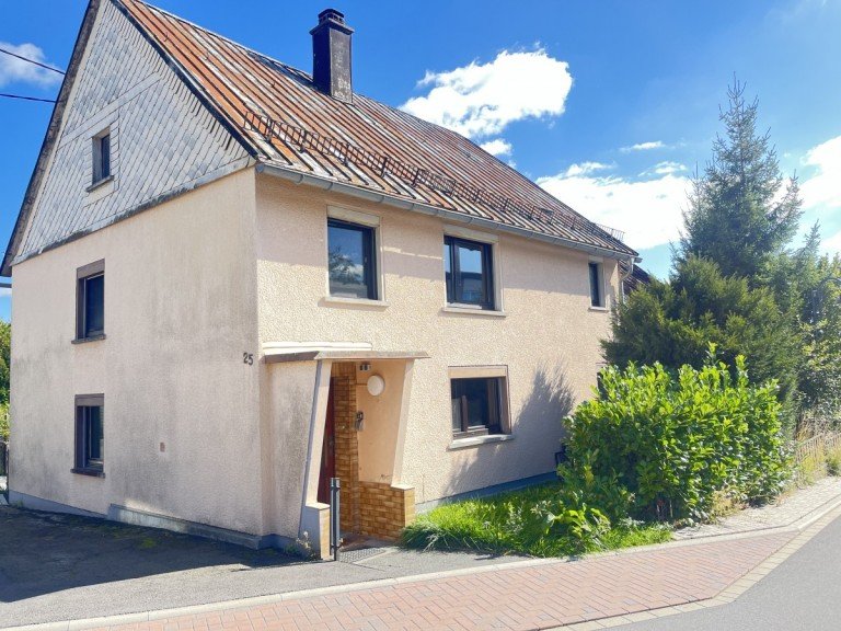 Vorderansicht Rennerod Einfamilienhaus Zentral Wohnen und trotzdem sein eigenes Gartenparadies haben? Uriges Bauernhaus mit Scheune in Rennerod