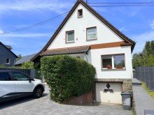 Ansicht Front mit Garage Modernisiertes Einfamilienhaus mit pflegeleichtem Garten in Freilingen
