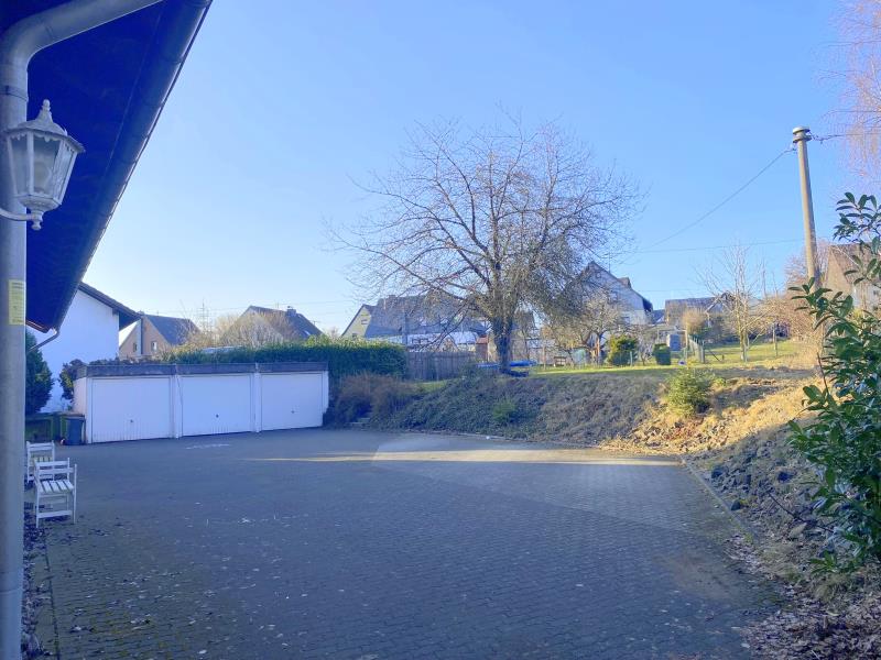 Hof mit Garagen Etagenwohnung H�hn