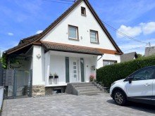 Ansicht Front Modernisiertes Einfamilienhaus mit pflegeleichtem Garten in Freilingen
