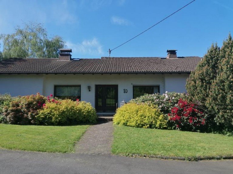 Vorderansicht Stockum-P�schen Einfamilienhaus Wohnen wo sich Fuchs und Hase gute Nacht sagen: Einfamilienhaus mit zus�tzlichem Grundst�ck in ruhiger Ortsrandlage von Stockum-P�schen