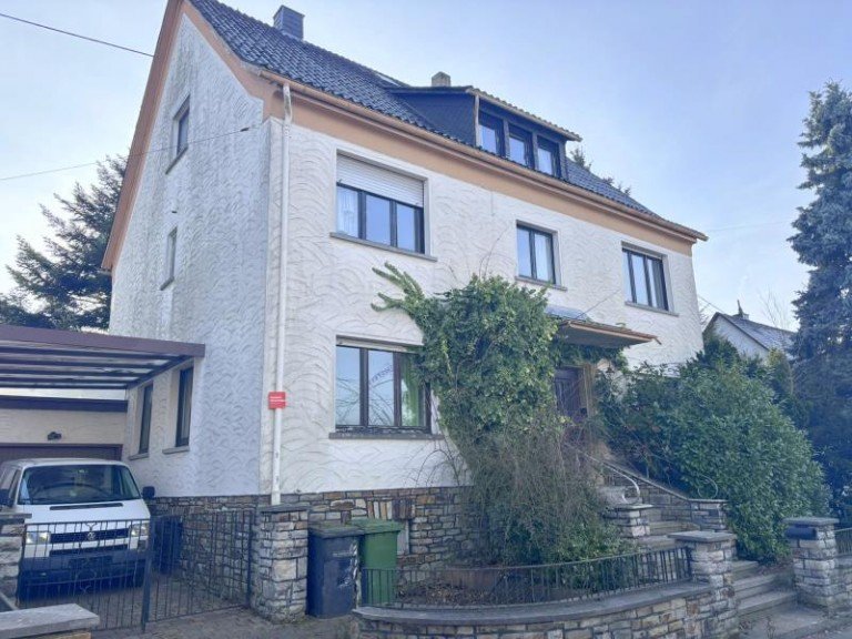 Vorderansicht Nauort Einfamilienhaus Bringen Sie dieses Schmuckst�ck wieder zum Strahlen! Immobilie mit Charakter und gro�z�gigem Garten in Nauort