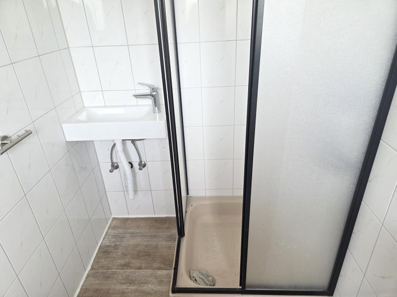 Bad mit Dusche und WC Etagenwohnung Atzelgift