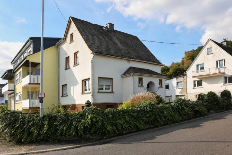 Frontansicht Pottum Einfamilienhaus Vermietetes Einfamilienhaus mit praktischer Raumaufteilung und pflegeleichtem Garten in Pottum