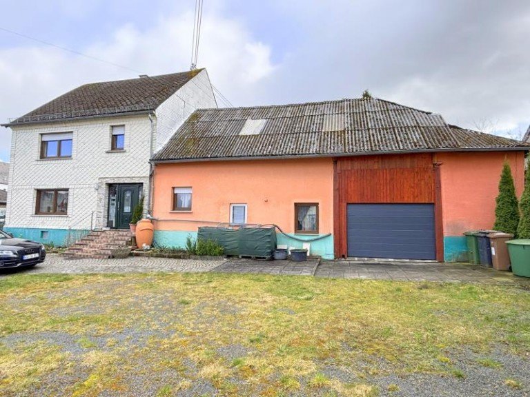 Vorderansicht mit Scheune Bellingen Einfamilienhaus Ein-/Zweifamilienhaus mit gro�er Scheune und pflegeleichtem Garten in Bellingen