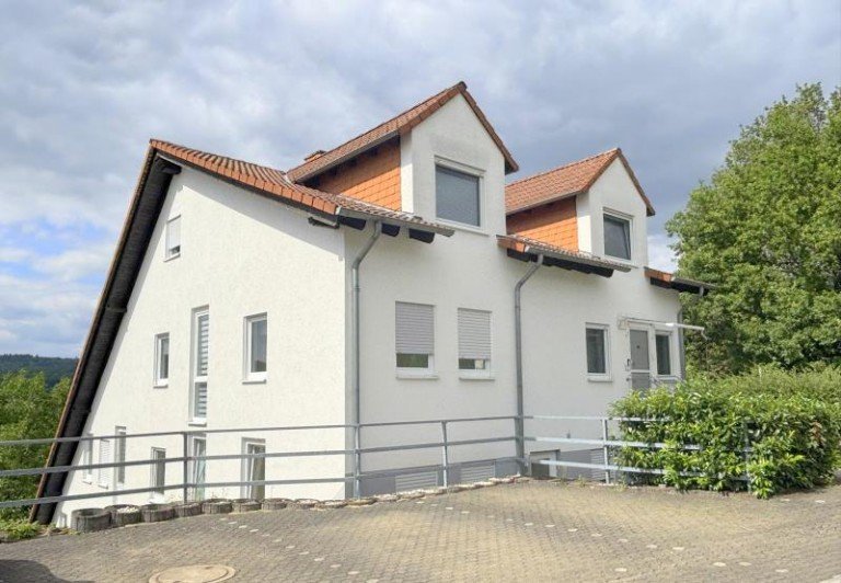 Seitenansicht Waldbrunn Etagenwohnung Renovierte 3-Zimmer Maisonette Wohnung in ruhiger Lage