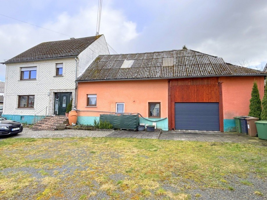 Vorderansicht mit Scheune Einfamilienhaus Bellingen