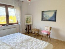 Schlafzimmer OG Liebhaberanwesen: Charmantes und urgem�tliches Zweifamilienhaus mit Nebengeb�ude in Alpenrod