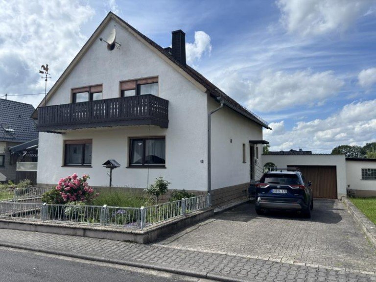 Vorderansicht mit Hof Girkenroth Einfamilienhaus Ideal f�r Familien: Ruhig gelegenes Einfamilienhaus mit sch�nem Garten in Girkenroth