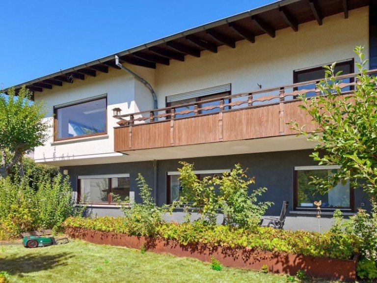 Seitenansicht Stahlhofen am Wiesensee Einfamilienhaus Toplage in Stahlhofen am Wiesensee: Freistehendes Haus mit Einliegerwohnung, PV-Anlage, gro�em Garten und sch�ner Aussicht