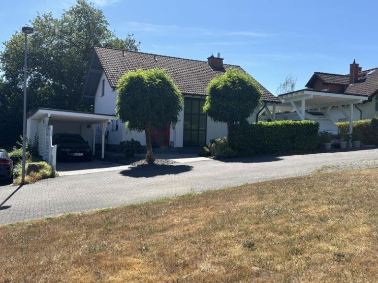 Gesamtansicht vorne Westerburg Einfamilienhaus Exklusive Traumimmobilie in Westerburg: Freistehendes Einfamilienhaus in begehrter Bestlage mit gro�em, gepflegtem Garten, in modernisiertem Top-Zustand und einem extragro�en Carport f�r Ihr Wohnmobil