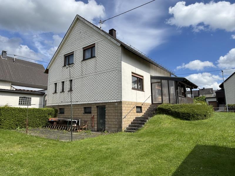 R�ckansicht mit Garten Einfamilienhaus Girkenroth