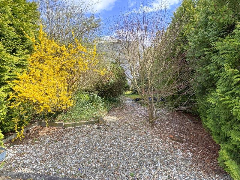 Vordergarten mit Teich Einfamilienhaus M�hren