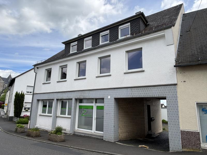 Seitenansicht mit Durchfahrt zum Hof Zweifamilienhaus Meudt