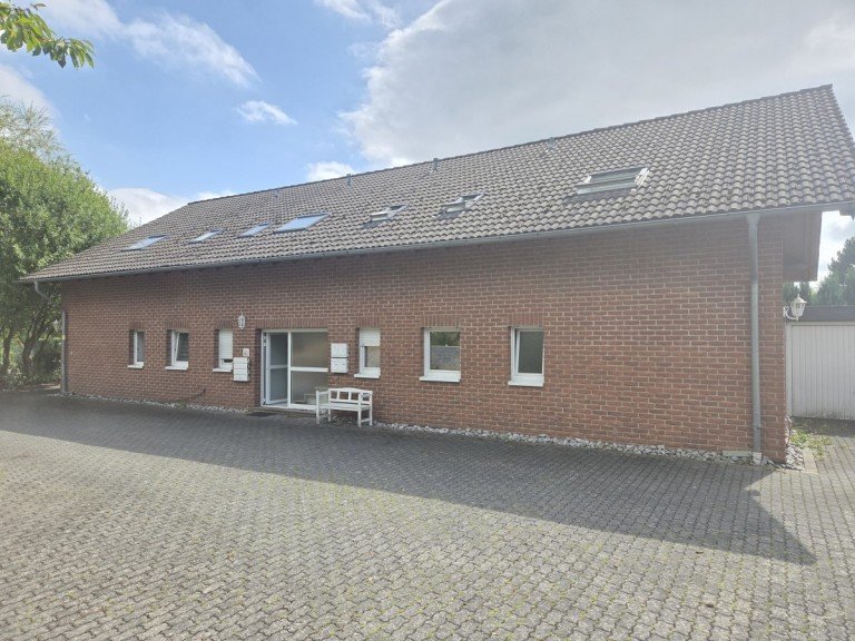 Vorderansicht H�hn Etagenwohnung Eigentum statt Miete zahlen! Gem�tliche 3-Zimmer Wohnung mit Balkon, Garten und Garage in H�hn