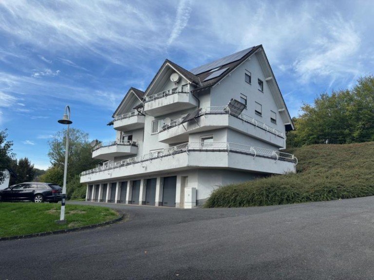 R�ckansicht Westerburg Mehrfamilienhaus Renditeobjekt in sehr guter Lage von Westerburg: Voll vermietetes 8 Parteienhaus mit Garagen und Stellpl�tzen