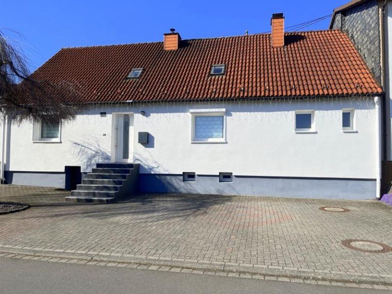 Vorderansicht Ailertchen Einfamilienhaus Vergessen Sie Renovierungsstress! Direkt Einziehen in ein modernisiertes und renoviertes Einfamilienhaus mit sch�nem Garten in Ailertchen