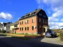 Seitenansicht Liebhaberanwesen: Charmantes und urgem�tliches Zweifamilienhaus mit Nebengeb�ude in Alpenrod