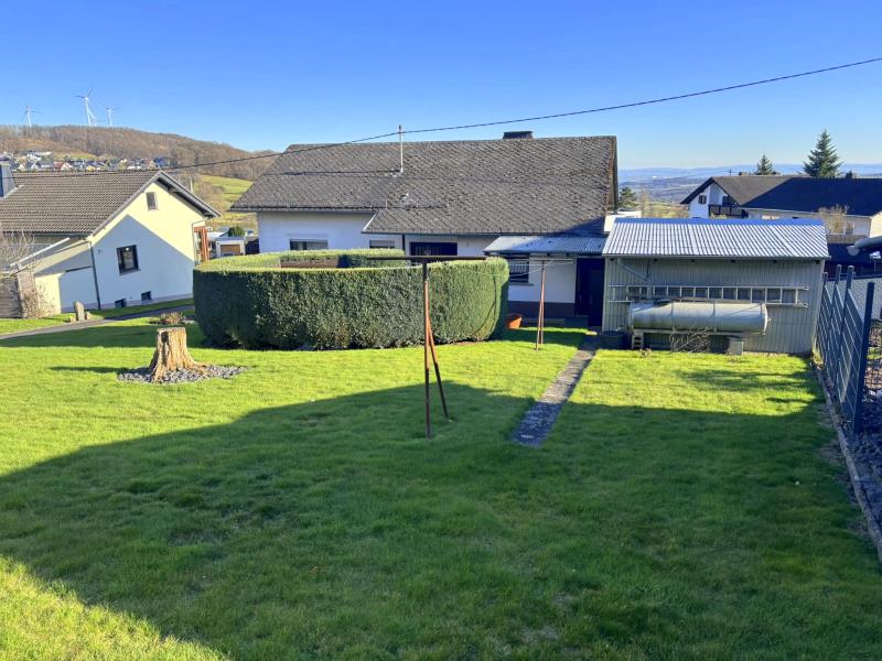 Gartenteilansicht mit Schuppen Einfamilienhaus Weltersburg