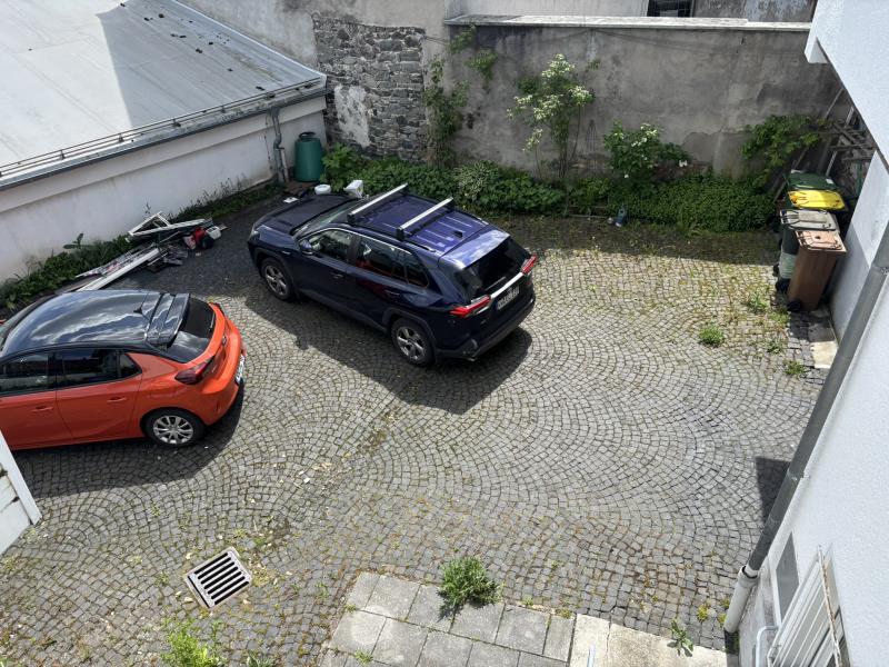 Parkfl�che im Hof Zweifamilienhaus Meudt
