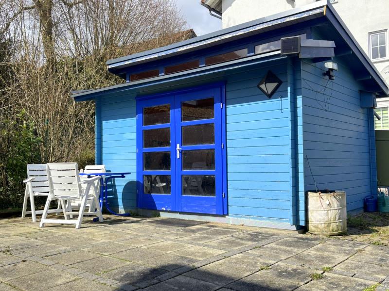 Blockbolenhaus im Garten Mehrfamilienhaus Westerburg