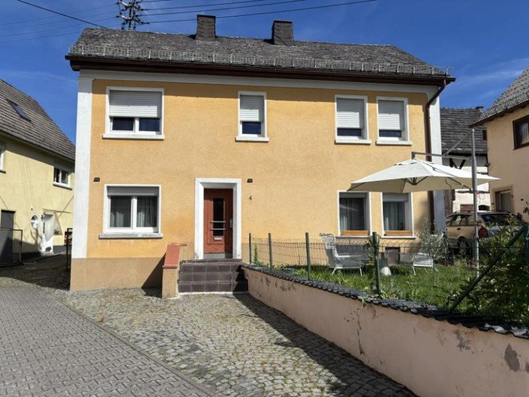 Vorderansicht Selters Einfamilienhaus Kurze Wege, gro�e Vielfalt: Zentral gelegenes Einfamilienhaus in Selters mit zwei individuellen Gartenteilen und vielseitig nutzbarer Scheune