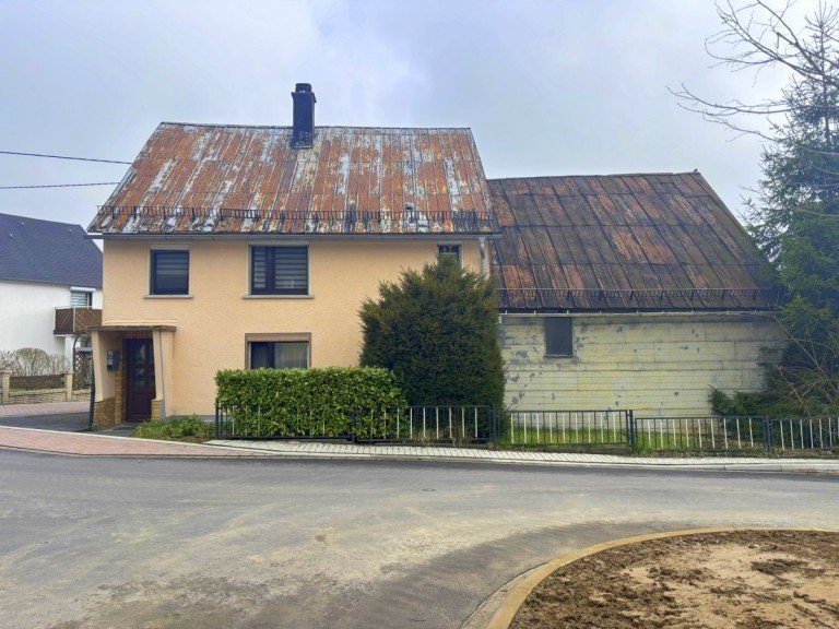 Vorderansicht Rennerod Einfamilienhaus Zentral Wohnen und trotzdem sein eigenes Gartenparadies haben? Uriges Bauernhaus mit Scheune in Rennerod