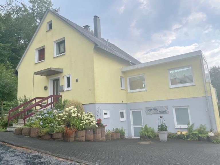 Hausansicht B�lsberg Einfamilienhaus Ruhig gelegenes Einfamilienhaus mit Garage und Wintergarten in Bl�lsberg