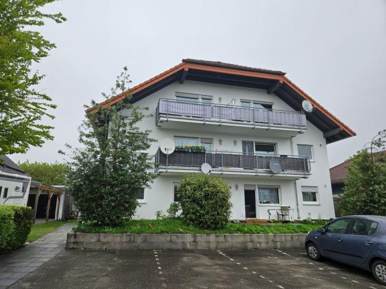 Hausansicht~2 Eichenstruth Mehrfamilienhaus Sch�n geschnittene 4 Zimmerwohnung in kinderfreundlicher Lage von Eichenstruth