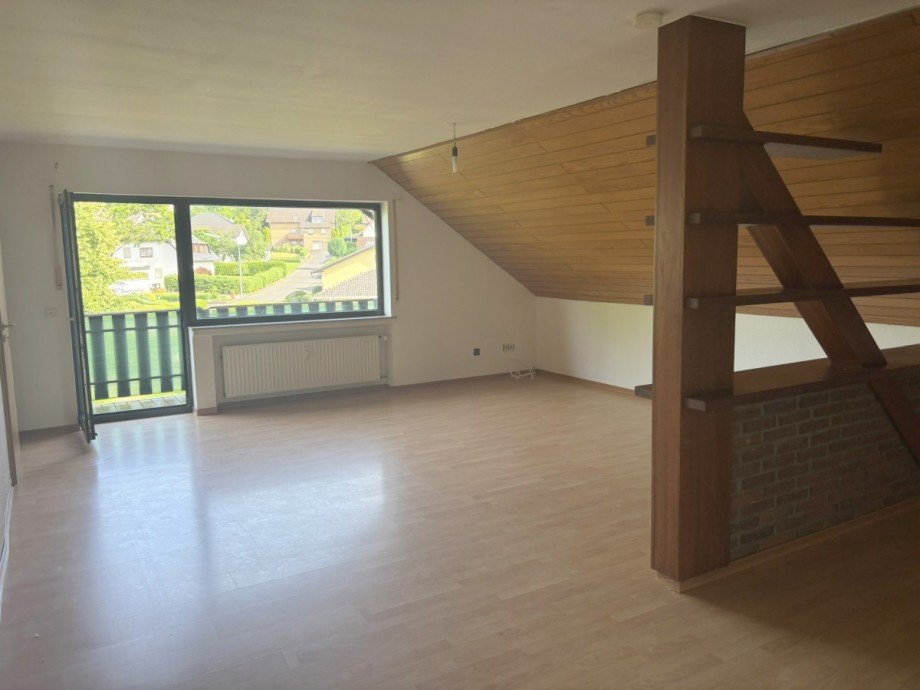Wohnzimmer mit Balkon Etagenwohnung Atzelgift