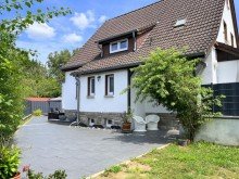 Ansicht, Seite links Modernisiertes Einfamilienhaus mit pflegeleichtem Garten in Freilingen