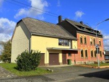 Seitenansicht 2 Liebhaberanwesen: Charmantes und urgem�tliches Zweifamilienhaus mit Nebengeb�ude in Alpenrod